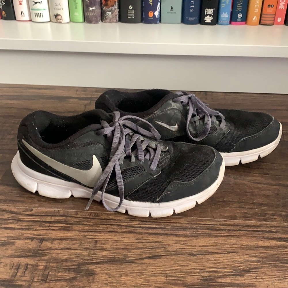 Nike Sneakers Boys Size 5.5